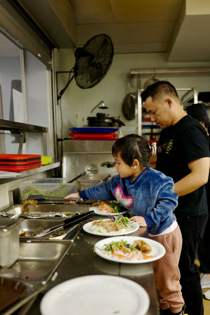 A Night of Heartwarming Hospitality: Anh and Chi Hosts Dinner Service at Local Shelter